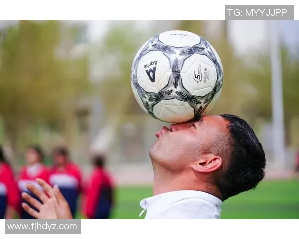 足球明星在赛场上的滑行瞬间高清图片展示与解析 足球明星在赛场上的滑行瞬间高清图片展示与解析