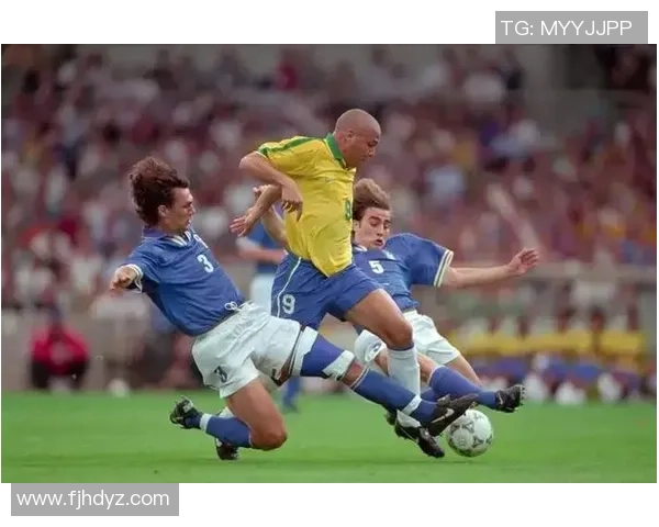 足球明星掰手腕精彩瞬间集锦图赏展现力量与技巧的完美对决 足球明星掰手腕精彩瞬间集锦图赏展现力量与技巧的完美对决